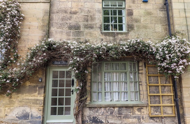 THE BOOK HOUSE, pet friendly, character holiday cottage in Warkworth