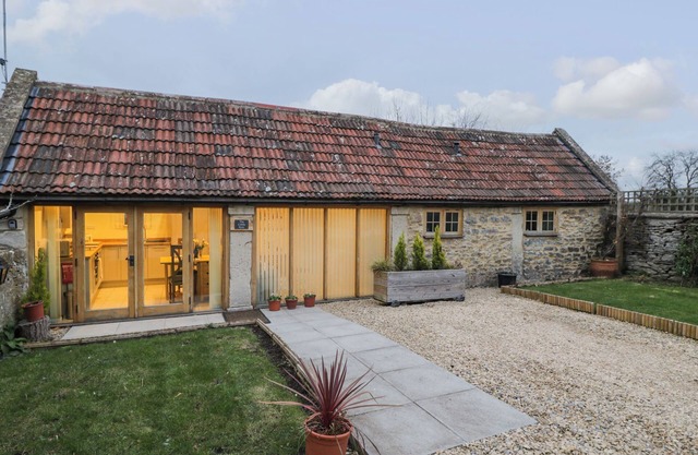 THE CATTLE BYRE, romantic, character holiday cottage in Corsham