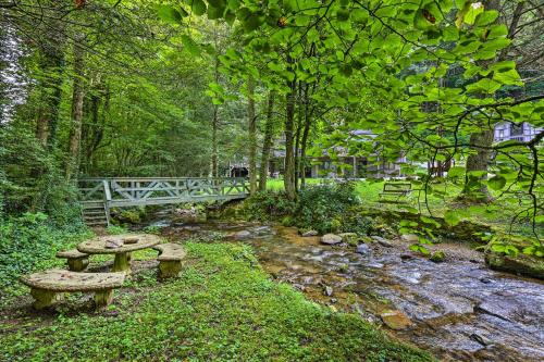 The Chalet Retreat Cabin Across from Creek!