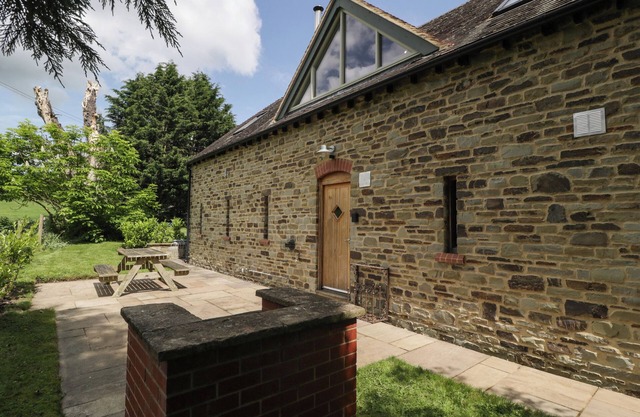 THE COACH HOUSE, character holiday cottage, with open fire in Ludlow