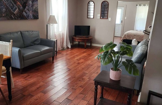 The Cool and Spacious Metro Apt. w/free park & WiFi in Indianapolis