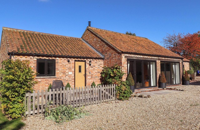 THE COTTAGE AT GRANGE FARM BARNS, pet friendly in Horncastle