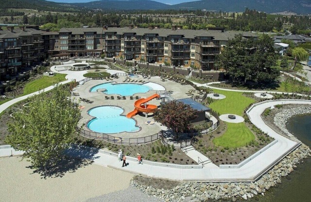 The Cove Lakeside, private grnd flr w/large covered deck, lake, park, mtn view