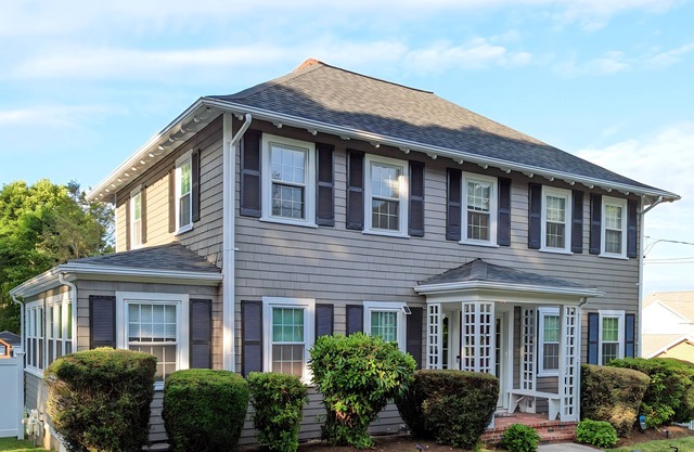 The Cozy Colonial - 4 BDRM that's close to train and only 35 min from City!