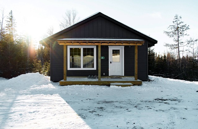 THE DAM CAMP-Modern, cozy house minutes from downtown Rangeley & pet friendly 🐶