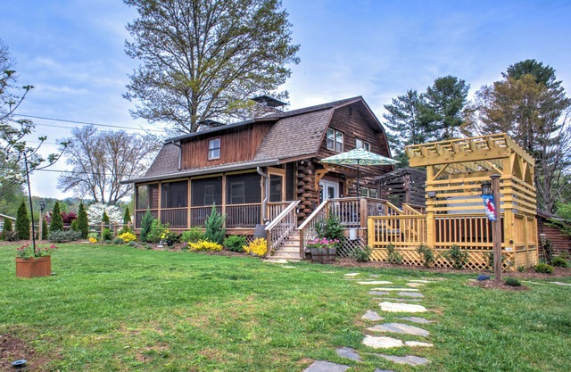 The Dogwood Meadow 2BR Log Cabin with Fire Pit, Waterfall, Large Yard