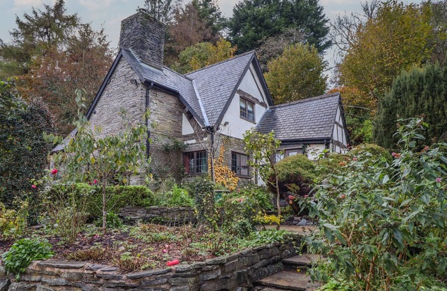 THE FARM HOUSE, pet friendly, character holiday cottage in Beguildy