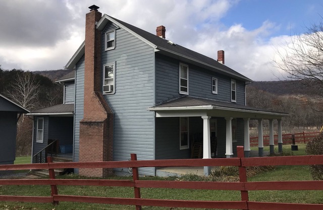 The Farmhouse: Come experience a quiet, country retreat in the mountains of PA