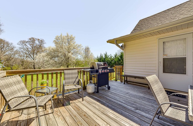 'The Farmhouse' in Fort Lawn w/Fire Pit & Deck!