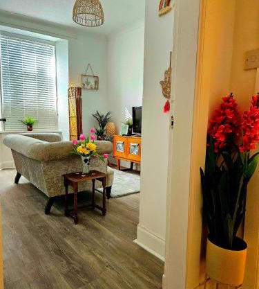 The Ferns - Shared Garden Apartment With Parking