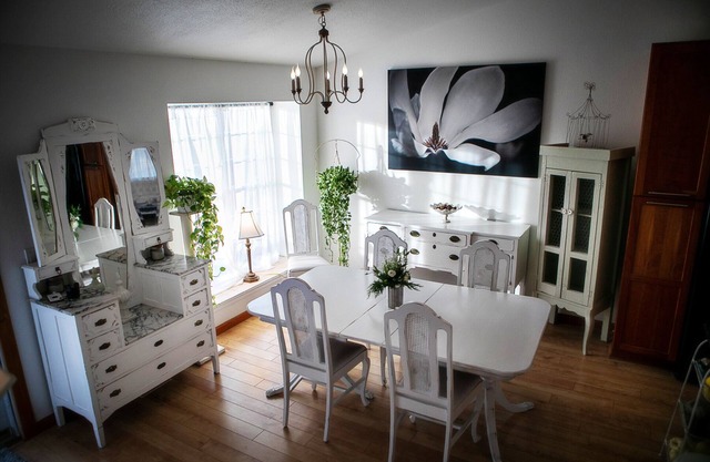 The Flower Artist Home- walk to Pub, Shops & Trails. Dog-friendly!