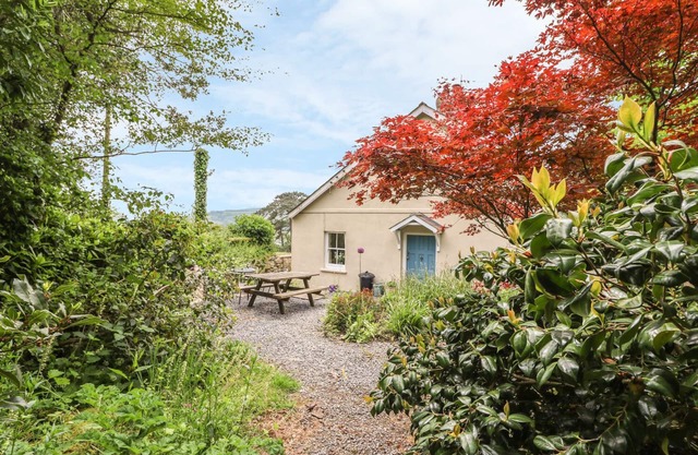 THE GARDEN COTTAGE, pet friendly, country holiday cottage in Kidwelly
