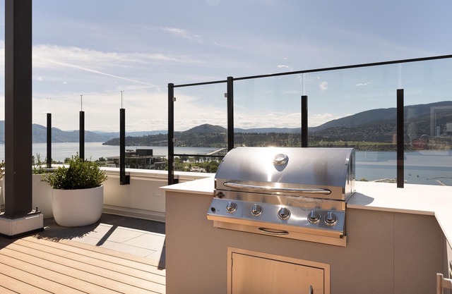The Garden Oasis Downtown Kelowna Condo w Pkg and AC