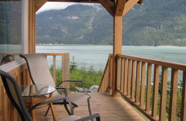 The Gathering Place Cabin #2, rustic cabin on the water, close to Chilkoot River
