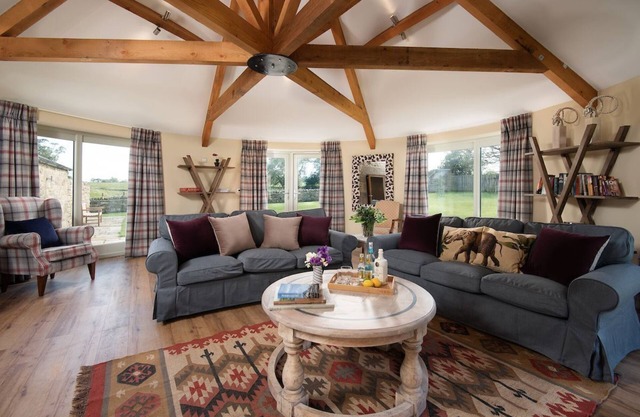 THE GINGAN - dog friendly cottage sleeping 8 guests in 4 bedrooms