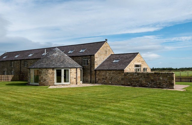 THE GINGAN & THE GRANARY - 6 miles from Corbridge, sleeping 12