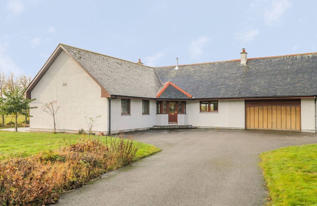 THE GLEBE, pet friendly, with open fire in Invergordon