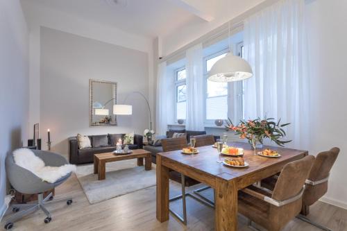The Goethe Group Loft, 2 BR, 2 bath rooms, one living room, family friendly, 2-5 Guests