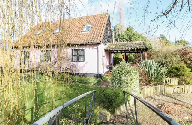 THE HAYBARN, pet friendly, with a garden in Necton