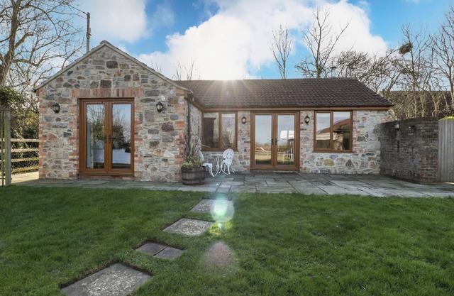 THE HIDE, romantic, character holiday cottage in Edington