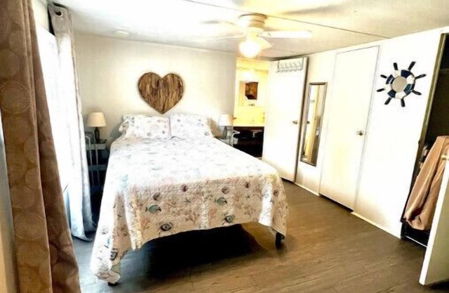 The Hideaway, Cozy pet friendly place to stay minutes to the beach.