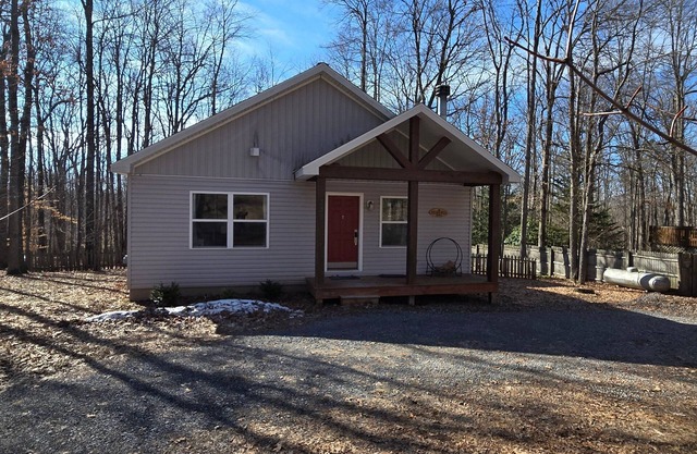 The Hideaway House- 3 bedroom with Hot Tub, Fenced Yard, Lake Access