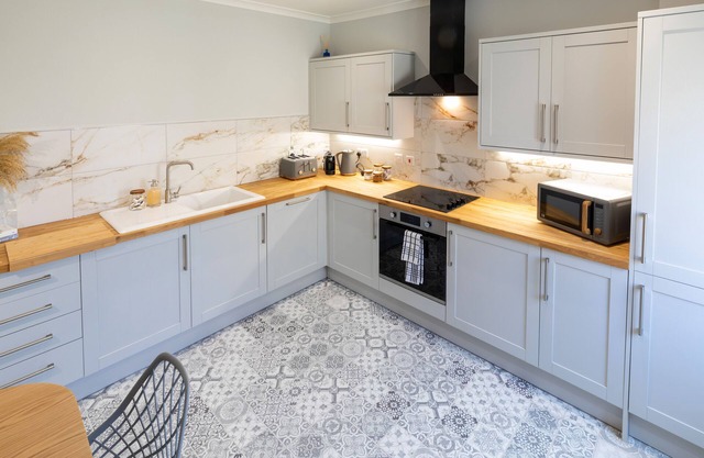 The Highfield- Gorgeous two bed with free parking