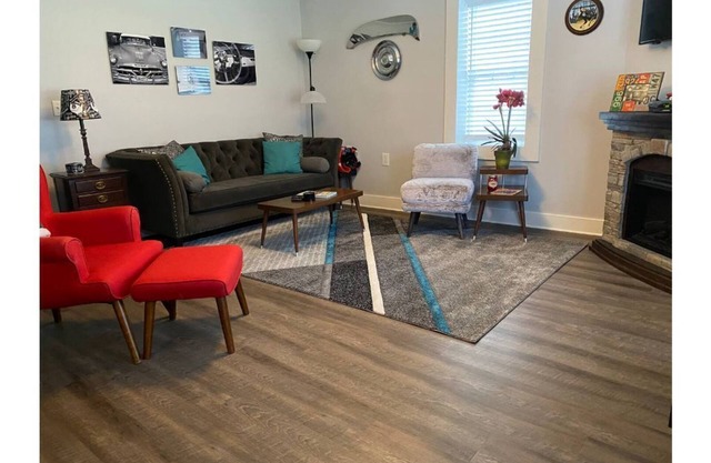 The Hot Rod Suite at Snooze and Cruise Apartments