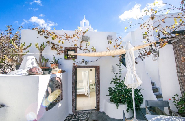 The House of the Singing Birds. Romantic traditional studio with nice sea view