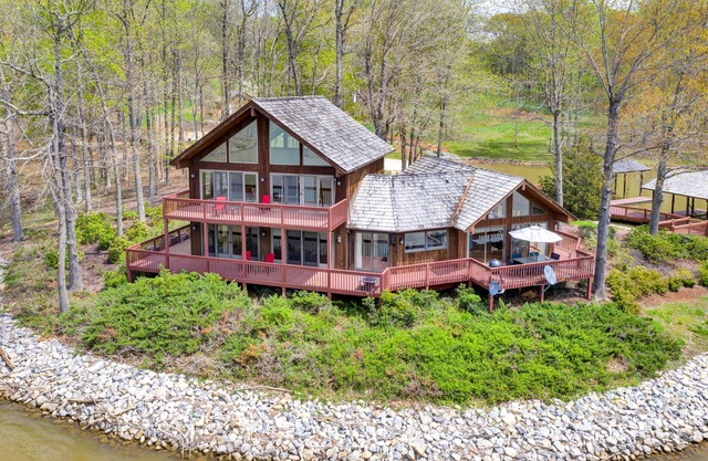 The Inner Banks - Lakefront chalet with 180-degree lake views, dock & beach