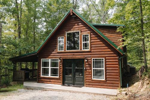 "The Lantern" Woodsy Cabin Experience w/HotTub
