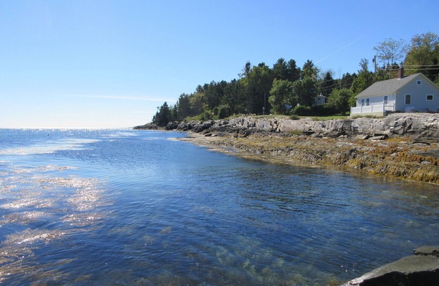 The Little House - Gorgeous Views of Lowell's Cove and Casco Bay