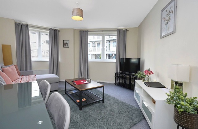 The Lochend Two Bedroom Residence is a bright spacious apartment in Edinburgh.
