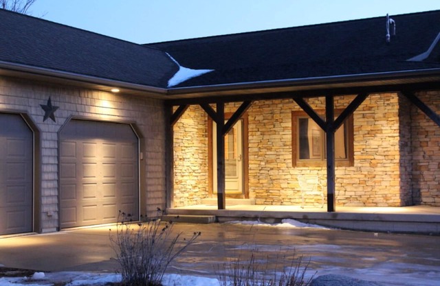 The Lodge Home - Abundance of Wildlife and a short walk to the lake with a dock!