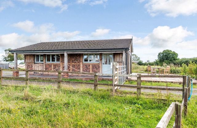 THE LODGE, luxury holiday cottage, with a garden in Chester