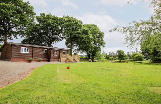 THE LOG CABIN, family friendly, with a garden in Tenbury Wells