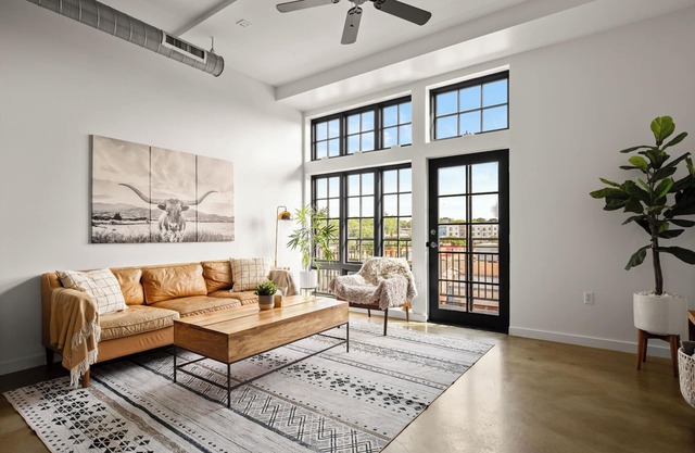 The Longhorn Loft: Modern East Austin loft with 2 queen beds, 2 baths