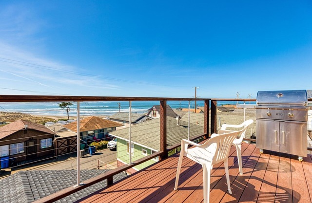 The Lookout-Walk to Beach!Remodeled Cozy & Charming BeachCabin!Views!Dog/WiFi