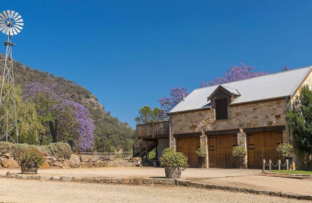 The Mews Studio - Romantic sandstone studio for 2 on beautiful vineyard estate