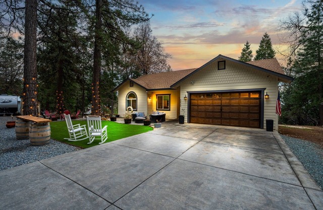 The Mountain Ridge Retreat, 3 bedroom home in beautiful Pollock Pines, CA