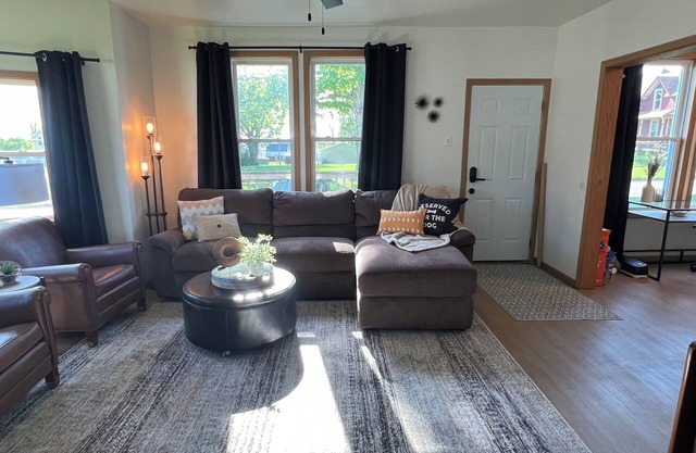 The Nest is a newly updated home. Close to park and restaurants. Pet friendly!