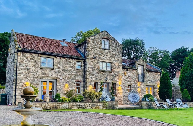 THE OLD GRANARY, pet friendly, with hot tub in Kirk Smeaton