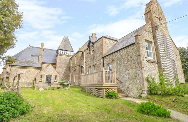 THE OLD KITCHENS, pet friendly, with open fire in Totland