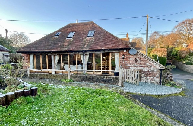 The Old Tractor Shed by inspirestays.com - a cottage that sleeps 4 guests in 2 bedrooms