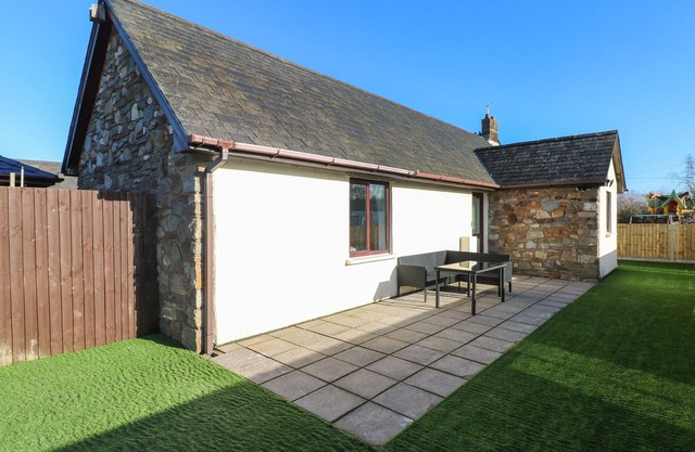 THE OLD WELL BUNGALOW - TY MAWR FARM, pet friendly in Cardiff