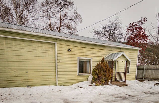 The Outback: A Silver Mountain Bungalow w/Hot Tub, Pet Friendly