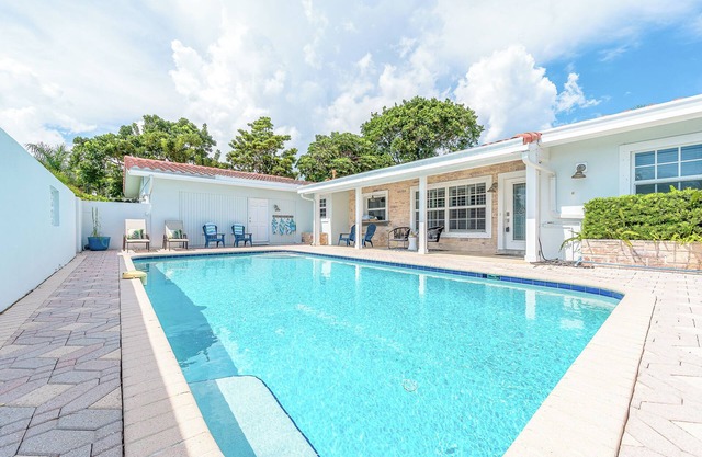 The Palm House: Spacious, Stylish, & Perfectly Located in North Palm Beach!