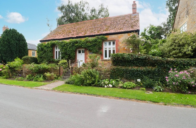 THE READING ROOM, pet friendly, with open fire in Hinton St George