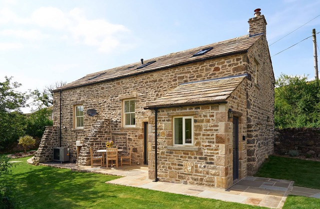 THE READING ROOMS, pet friendly, character holiday cottage in Buckden