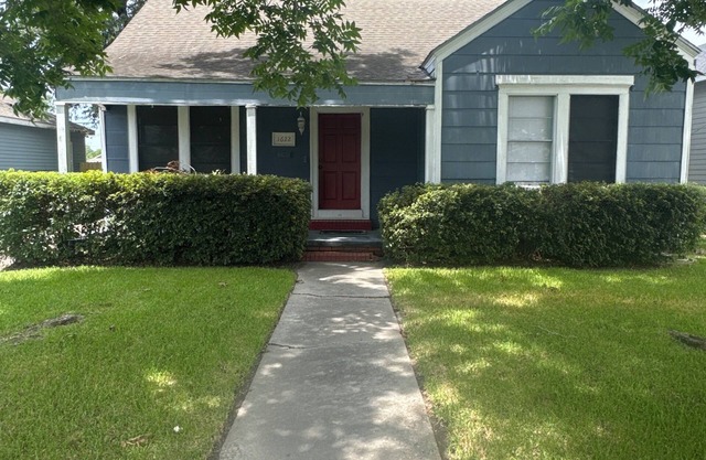 The Red Door Home 2-bedroom house with WiFi and AC in beautiful Beaumont